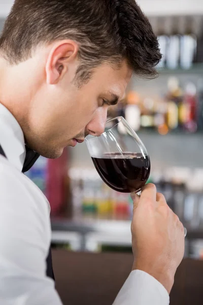 Kelner zapachu przy lampce wina — Zdjęcie stockowe
