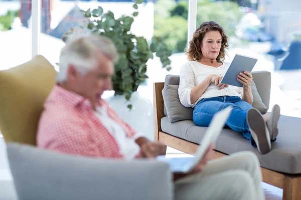 Vrouw die digitale tablet gebruikt — Stockfoto