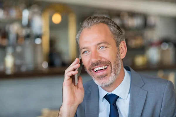 Smiling businessman talking on mobile phone — Stock Photo, Image