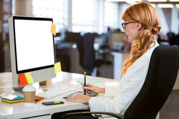 Mujer de negocios utilizando gráficos tableta —  Fotos de Stock