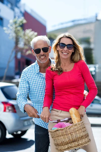 Pareja madura montando bicicleta — Foto de Stock