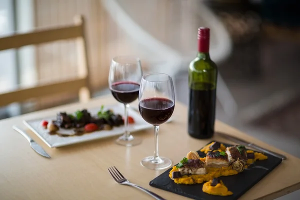 레드 와인 잔으로 식사의 접시 — 스톡 사진
