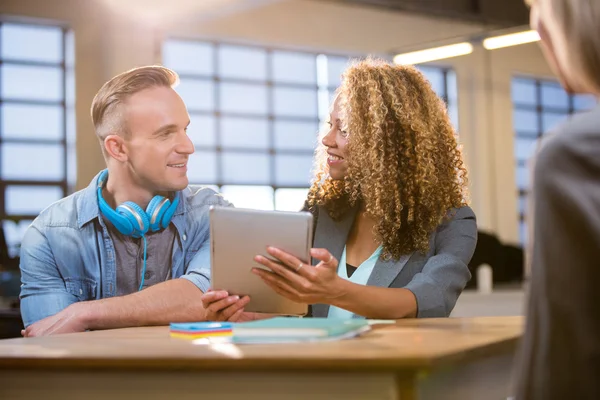 Colleagues smiling while discussing — Stock Photo, Image