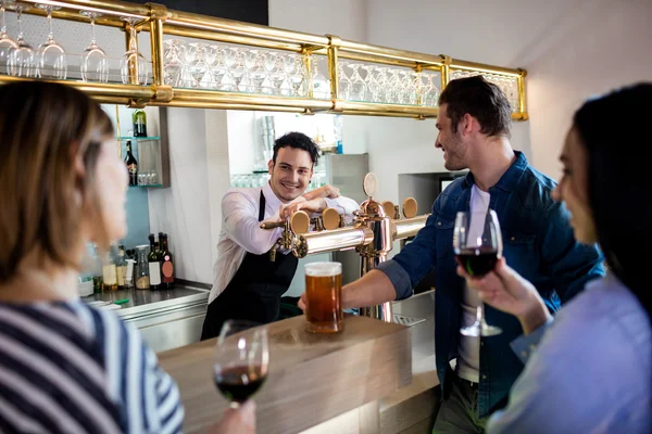 Vänner pratar med bartender — Stockfoto