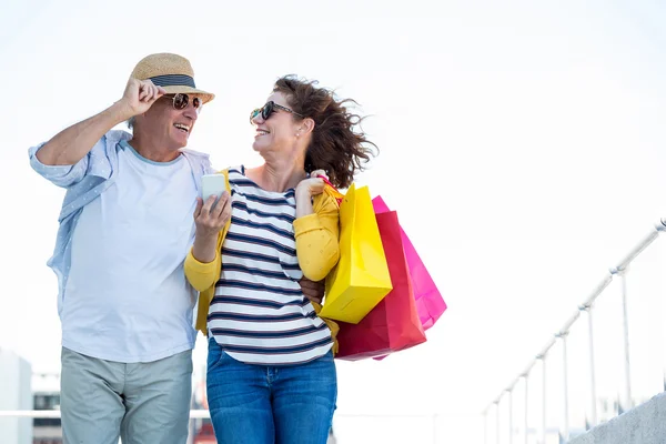 Pareja sosteniendo bolsas — Foto de Stock