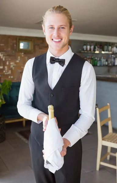 Bir şişe şampanya tutan garson portresi — Stok fotoğraf