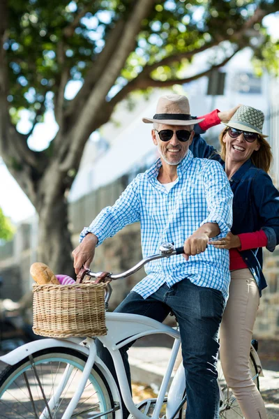 Casal maduro andar de bicicleta — Fotografia de Stock