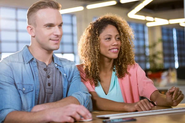 People looking at computer monitor — Stock Photo, Image