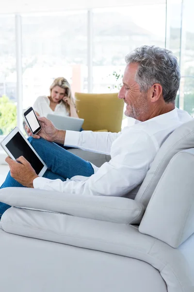 Uomo sorridente utilizzando la tecnologia — Foto Stock