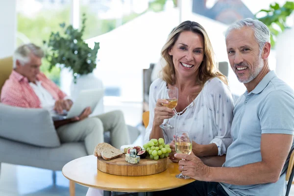 Paar met wijn in restaurant — Stockfoto