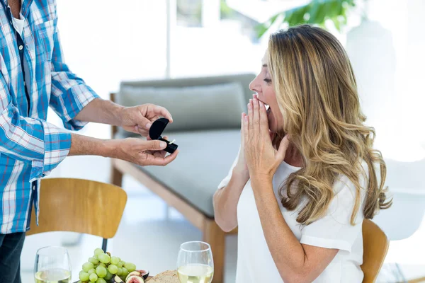 Hombre dando anillo a la mujer — Foto de Stock