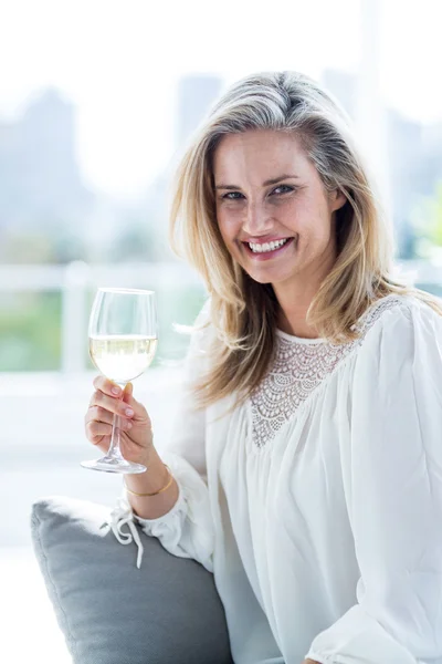 Mujer sonriente sosteniendo el vino — Foto de Stock