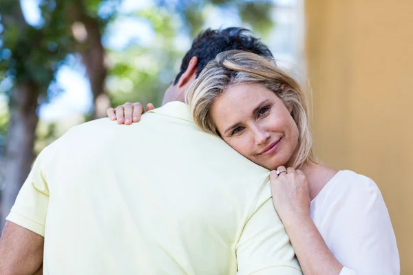 Glückliche Frau umarmt Freund — Stockfoto