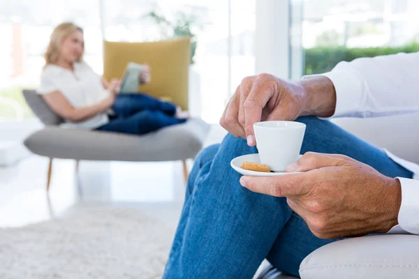 Uomo che prende un caffè a casa — Foto Stock