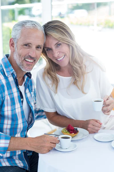 Casal segurando xícaras de café — Fotografia de Stock