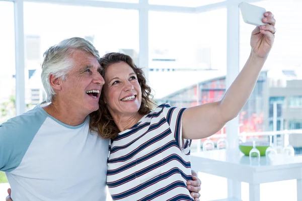 Starsza para przy selfie — Zdjęcie stockowe