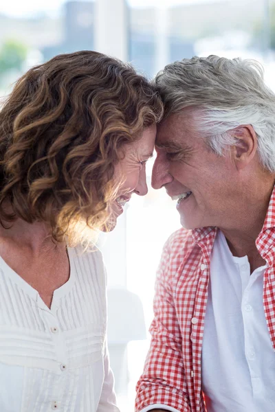 Couple romantique au restaurant — Photo