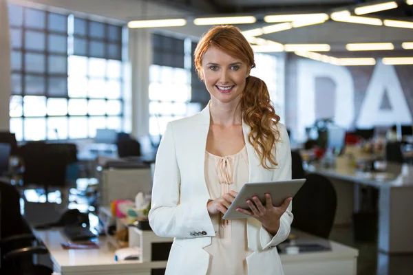 Femme d'affaires utilisant une tablette numérique — Photo