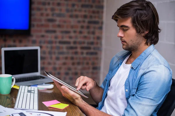 Homme d'affaires créatif utilisant une tablette numérique — Photo