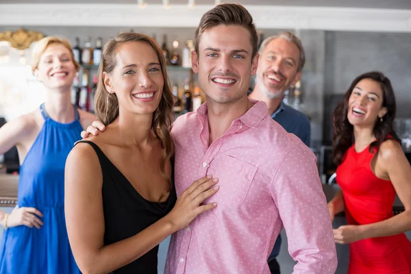 Portret paar omhelzen elkaar in restaurant — Stockfoto