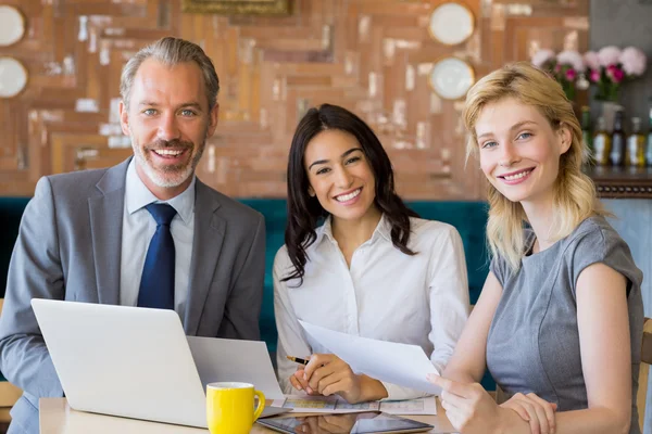 Unternehmenskollegen diskutieren über Bericht — Stockfoto