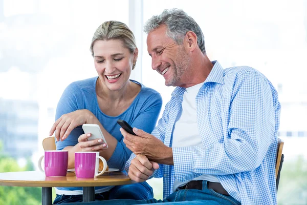 Paar nutzt Mobiltelefone — Stockfoto