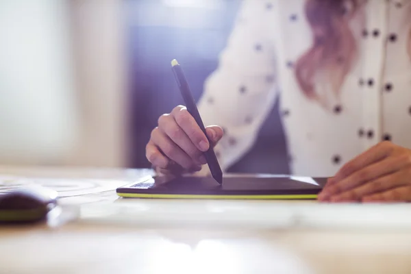 Mujer de negocios utilizando gráficos tableta — Foto de Stock