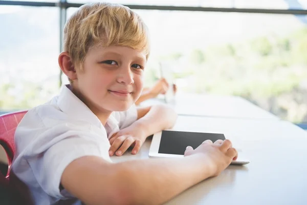 Studente che utilizza tablet digitale in classe — Foto Stock