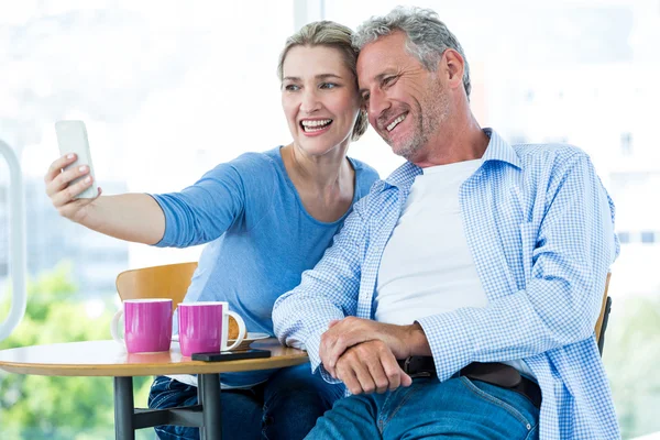 Glückliches Paar macht Selfie — Stockfoto