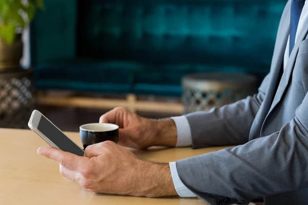 Sección media del hombre de negocios usando el teléfono móvil — Foto de Stock