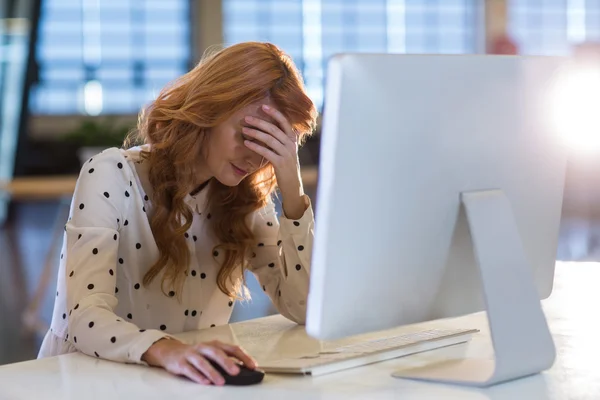 Geschäftsfrau leidet unter Kopfschmerzen — Stockfoto