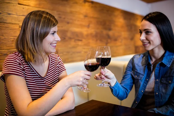 Freundinnen stoßen auf Wein an — Stockfoto