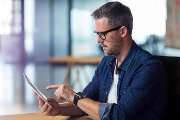 Homem usando tablet digital no escritório — Fotografia de Stock