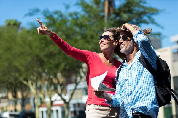 Mujer señalando con el dedo — Foto de Stock