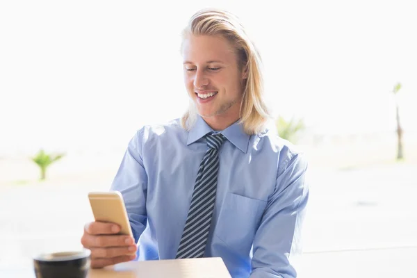 Man som använder mobiltelefon — Stockfoto