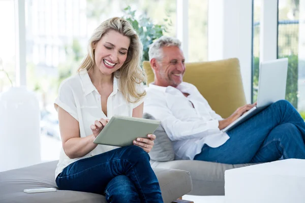 Ouder paar met behulp van technologie — Stockfoto