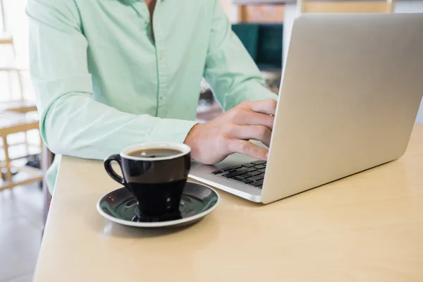 Środkową część człowieka za pomocą laptopa — Zdjęcie stockowe