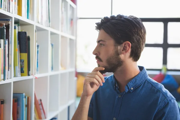 Insegnante di scuola selezionando libro dalla libreria — Foto Stock