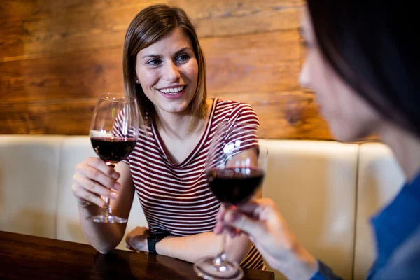 Female friends with wineglasses — Stock Photo, Image