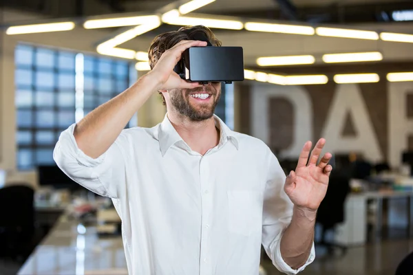 Empresário vestindo simulador de realidade virtual — Fotografia de Stock