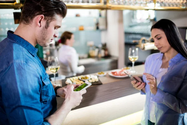 Man en vrouw met behulp van mobiele telefoons — Stockfoto