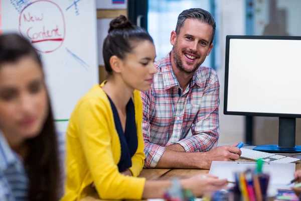 Kreative Kollegen im Büro — Stockfoto