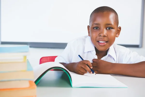 Schulkind macht Hausaufgaben im Klassenzimmer — Stockfoto