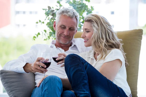 Couple toasting vin rouge — Photo