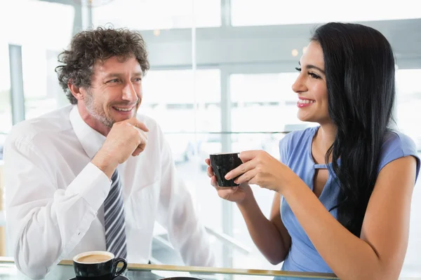 Affärsman diskuterar med kollega — Stockfoto