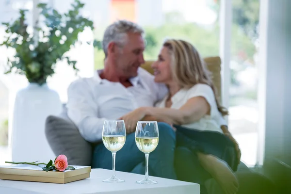 Pareja romántica sentada en un sillón — Foto de Stock