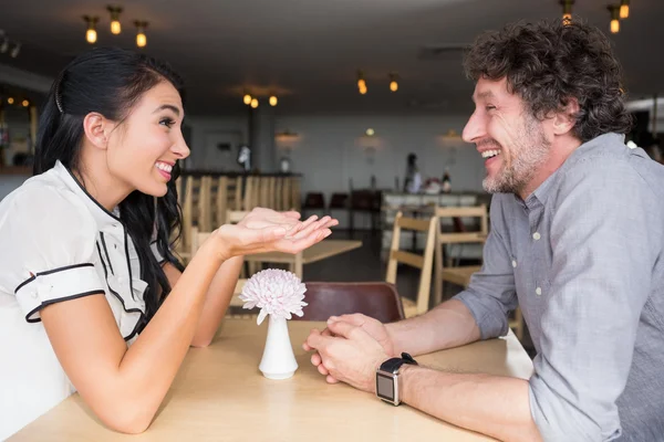 Casal interagindo uns com os outros na cafetaria — Fotografia de Stock