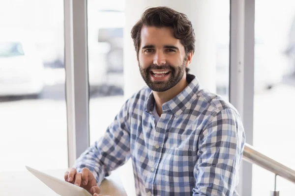 Retrato de homem sorridente usando tablet digital — Fotografia de Stock