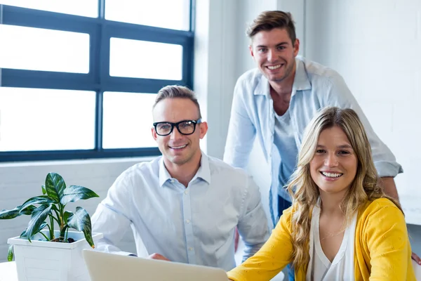 Gelukkige collega 's in functie — Stockfoto