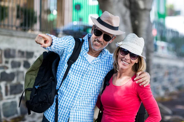 Hombre señalando de pie — Foto de Stock